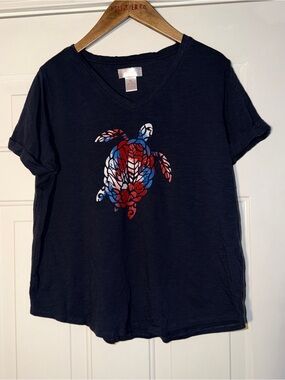 Stella Parker Navy V-Neck Tee with Red, White & Blue Turtle Graphic. Sz XL